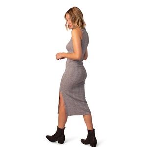 Who wear sleeveless stretch rib turtleneck dress